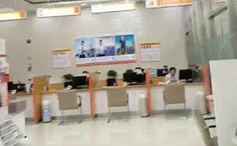 蓝狮登录：储户1.5万工资被平台“莫名其妙”划扣？银行解释：系统一键绑定